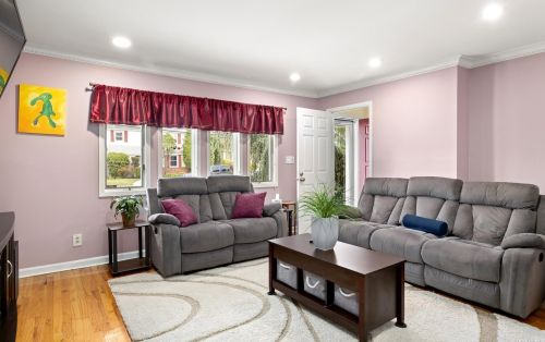 126 Berry St, Valley Stream, NY 11580-3430