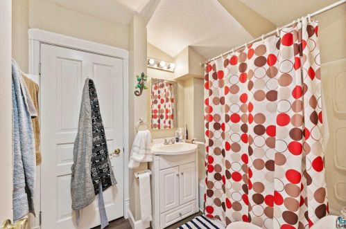 2207 3 St, Duluth MN 55805-1856 exterior