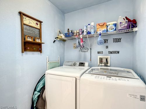 121 29 St, Naples FL 34117-4240 exterior