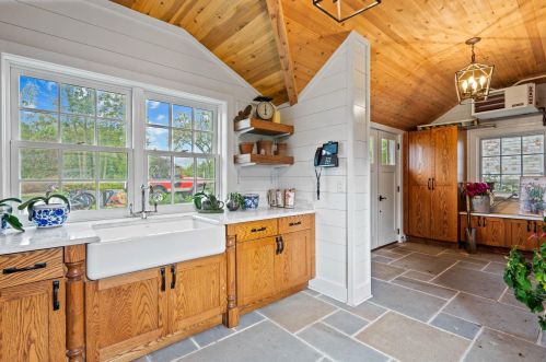 9303 Vly Hl Rd, Milwaukee WI 53217-1039 exterior