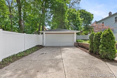 1006 Cherry St, Grand Rapids MI 49506-1450 exterior