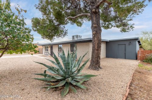 3888 Queen Palm Dr, Tucson, AZ 85730-3915