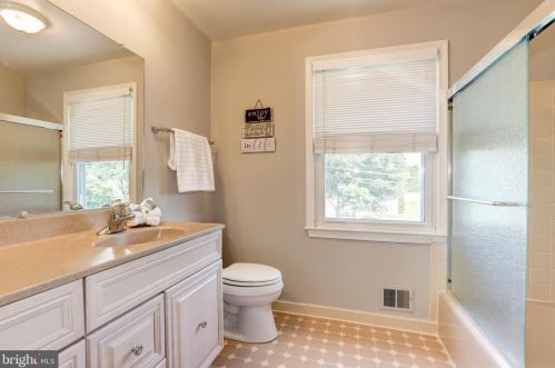 2998 Glenora Ln, Rockville MD 20850-3055 exterior