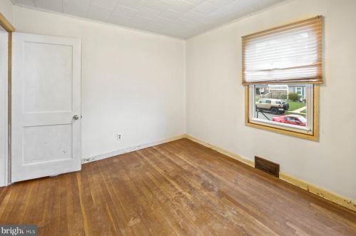 5 Fogarty Dr, Trenton NJ 08619-4320 exterior