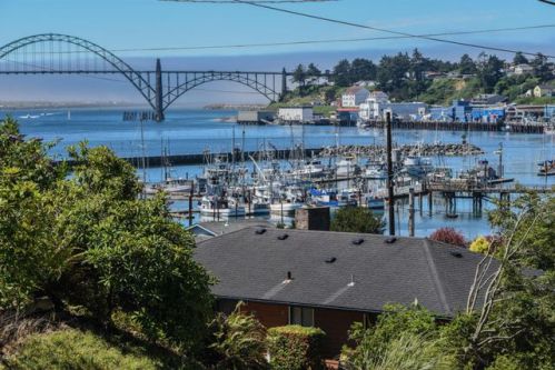 653 4th St, Newport, OR 97365-4313
