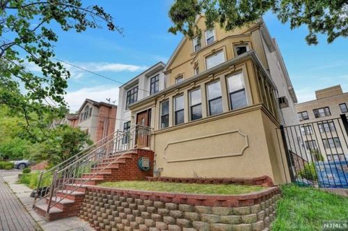 35 Hilliard Ave, Edgewater NJ 07020-1256 exterior