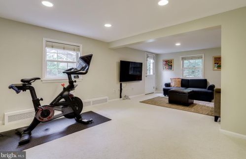 8909 Linton Ln, Alexandria VA 22308-2438 exterior