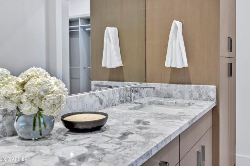 2053 37 Pl, Phoenix AZ 85050-8309 exterior