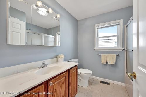 19 New Jersey Ave, Lavallette NJ 08735-2528 exterior