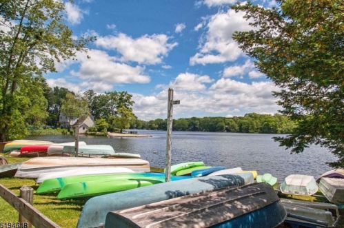 22 Cedar Lk, Parsippany NJ 07834-1805 exterior