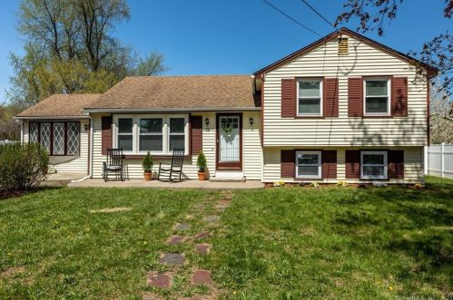 10 Linsal St, Windsor Locks, CT 06096-2802