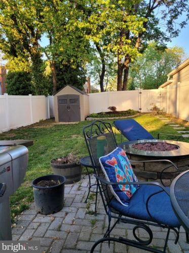 5849 Monticello Rd, Alexandria VA 22303-1301 exterior