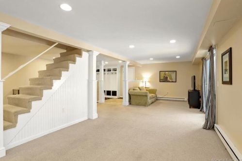 21 Kings Ln, Wilton CT exterior