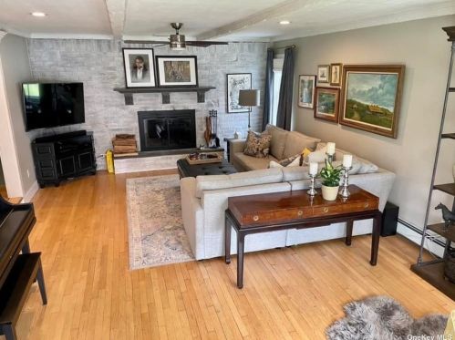 17 Meadowbrook Dr, Huntington Station, NY 11746-2980