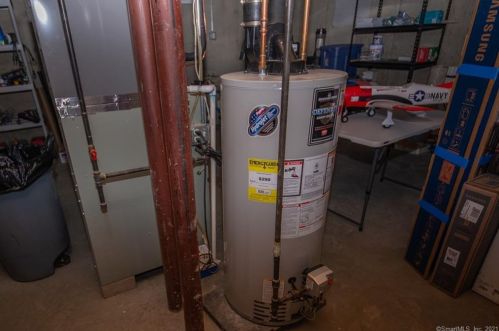 16 Misty Mdw Rd, Enfield CT 06082-3943 exterior