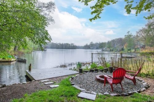 86 Lakewood Dr, Parsippany NJ 07834-2819 exterior