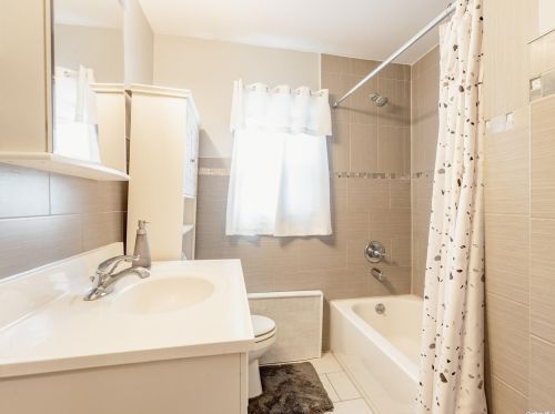 128 Casper St, Valley Stream NY 11580-3606 exterior