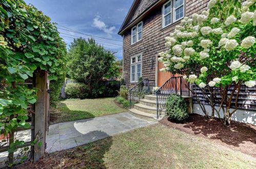 224 Doyle Ave, Providence, RI 02906-2433