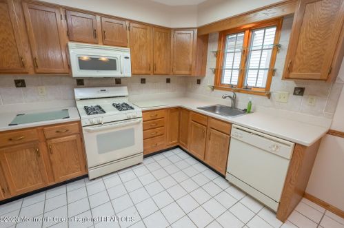 30 Baker Dr, Jackson Twp NJ 08527 exterior