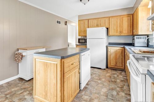 18 Paugassett Rd, Derby CT 06418-2047 exterior