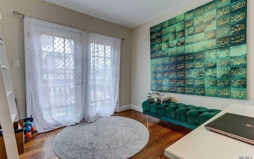 24 Vondran St, Huntington Station NY 11746-2548 exterior