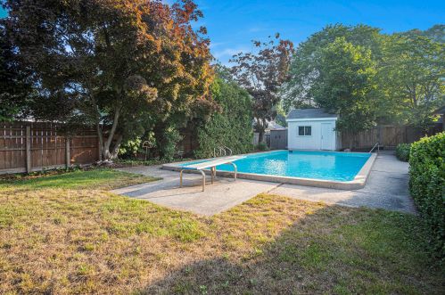 652 Ruddiman Dr, Meskegon MI 49445-2867 exterior