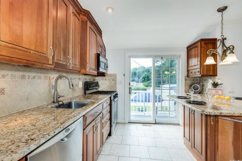 6 Gaymor Ln, Commack NY 11725-1305 exterior