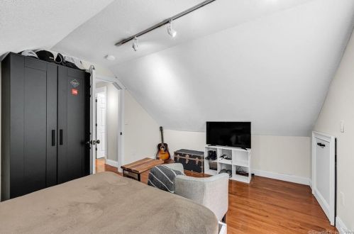 360 Taylor Rd, Enfield CT 06082-4042 exterior