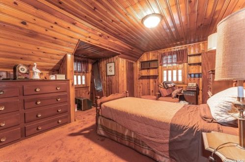 131 Bucknell Rd, Valley Stream NY 11580-5329 exterior