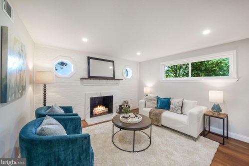 2809 James Dr, Alexandria VA  22303-1338 exterior