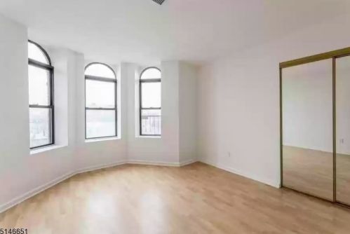 222 St, Union City NJ 07087-5106 exterior