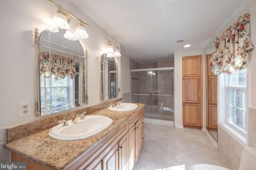 1621 Linway Park Dr, Mc Lean VA 22101-4149 exterior