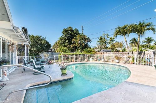 1363 Morningside Dr, Naples FL 34103-3313 exterior
