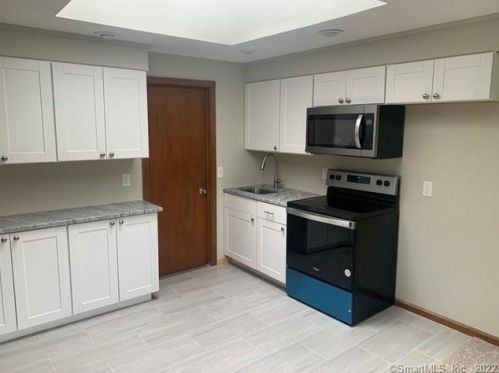 11 Colonial Dr, North Haven CT 06473-1238 exterior