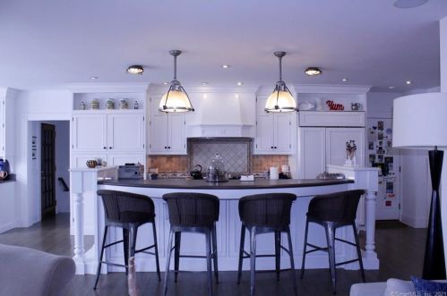 18 Yarmouth Rd, Norwalk CT 06853-1848 exterior