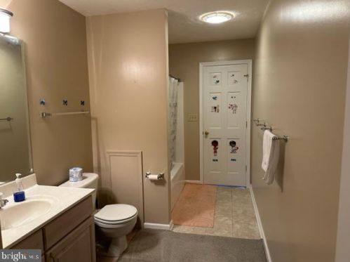 381 Thornhill Dr, Hanover PA  17331-7976 exterior