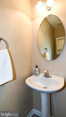 7458 Gadsby Sq, Alexandria VA 22315-5288 exterior