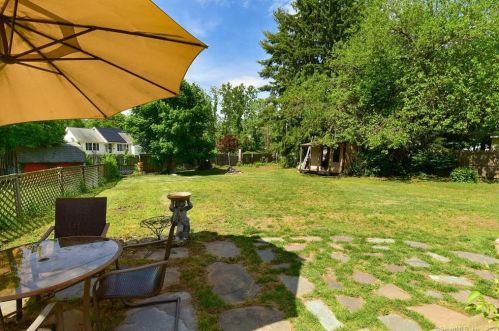 20 Grand St, Enfield CT 06082-4627 exterior