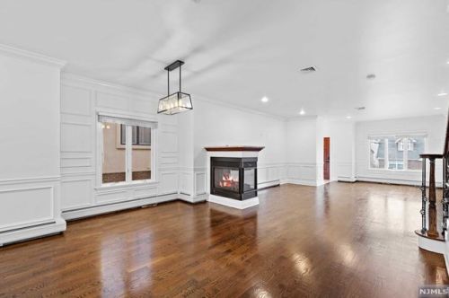 19 Cleveland Pl, Palisades Park NJ  07650-1103 exterior