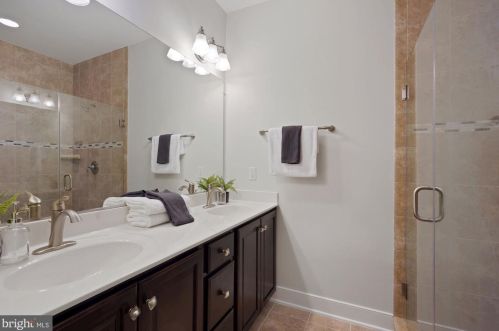 724 Diamond Ave, Alexandria VA 22301-1748 exterior