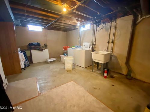 5454 Londonderry Dr, Grand Rapids MI 49508-6325 exterior