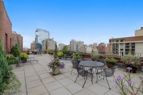 73 Elm St, Chicago IL  60611-1052 exterior