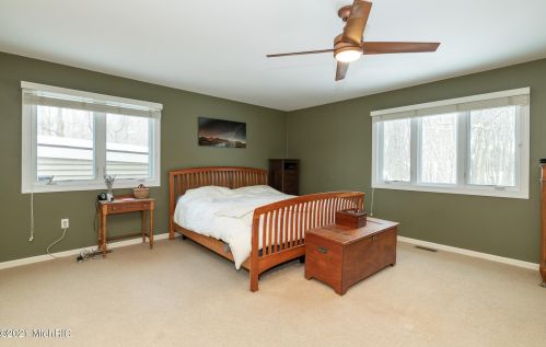 1360 Crooked Lk Dr, Kalamazoo MI 49009-8950 exterior