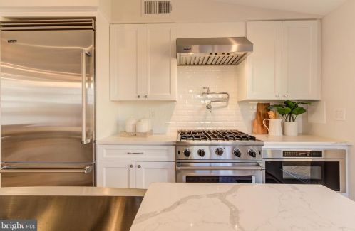 3025 Dent Pl, Washington DC 20007-2916 exterior