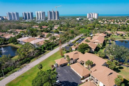 517 Lake Louise Cir, Naples FL 34110-8060 exterior