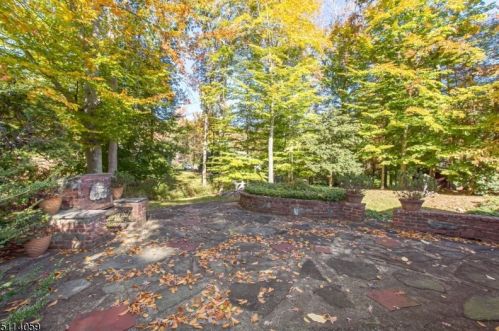 1490 Fox Trl, Mountainside NJ 07092-1301 exterior