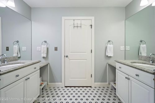 25 Crst Dr, Little Silver NJ 07739-1318 exterior