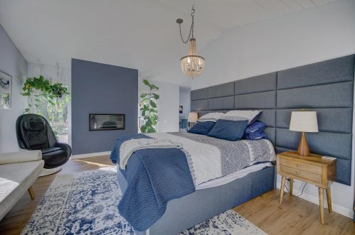 925 Bay Point Rd, Milwaukee WI  53217-1355 exterior