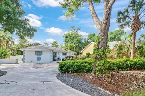 1316 Cypress Woods Dr, Naples, FL 34103-3867