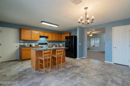 2213 Mcconnell Dr, Tucson AZ 85710-8091 exterior